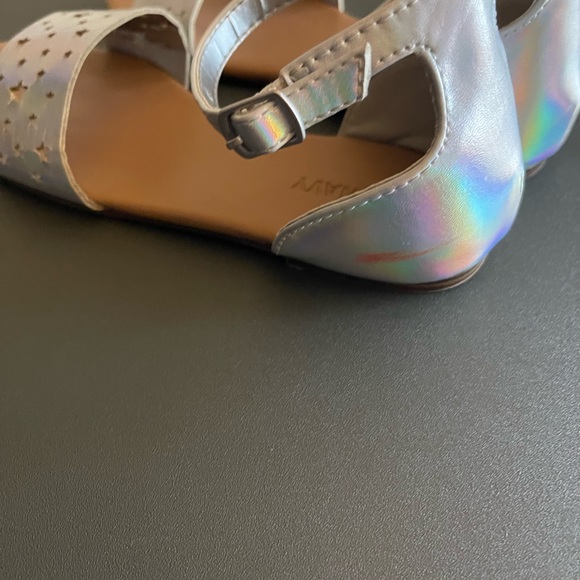 Old Navy - Girls Silver Sandals Size 1 ~ Preowned ~ Stars - Picture 9 of 10